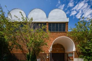 Exterior-landscape-Brighton-and-Hove-Reform-Synagogue-Palmeira-Avenue-Hove-Sussex-Derek-Sharp-1966-67-Image-John-East-small-300x200.jpg