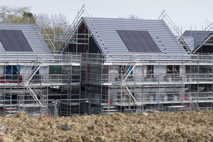 solar-panels-on-newbuild-houses-shutterstock_2148938219-748x499.jpg